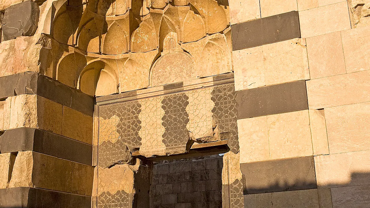 مقرنصات فوق مدخل داخل القلعة
