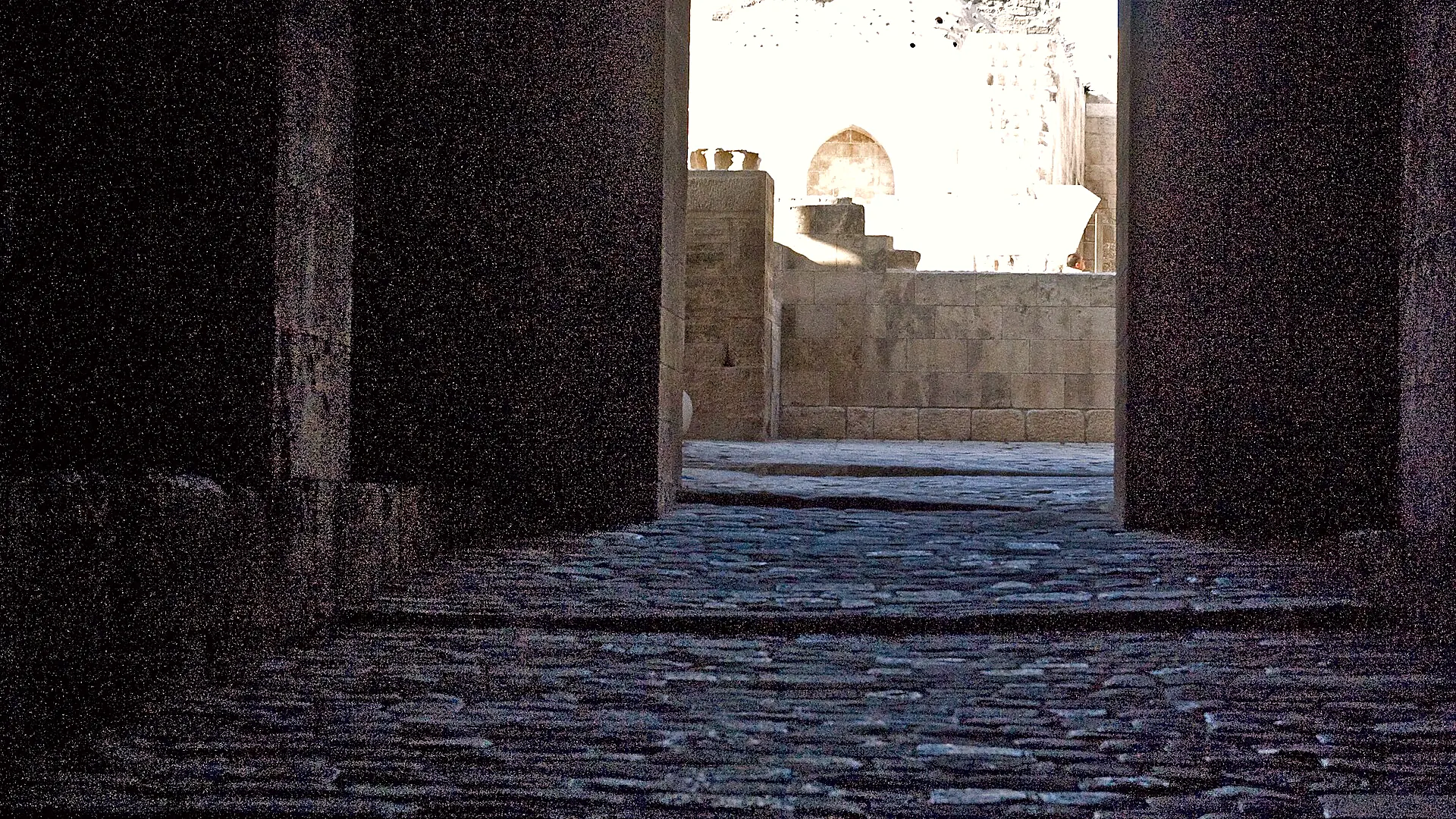 ممرّ داخل القلعة ينفتح على الضوء